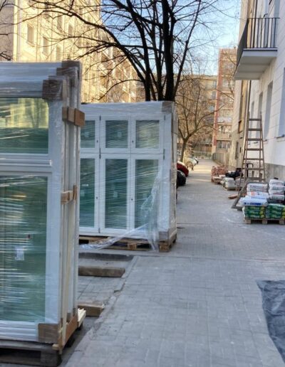 Fasada kamienicy po wymianie okien na drewniane, Powiśle