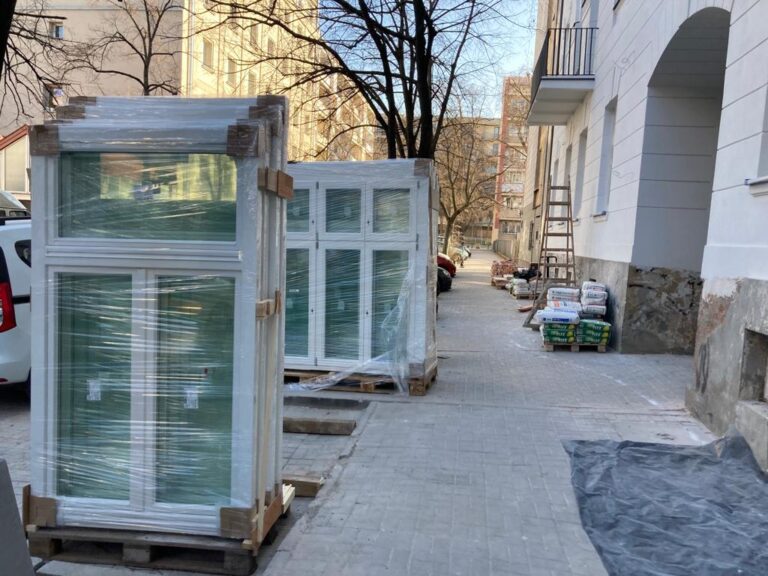 Fasada kamienicy po wymianie okien na drewniane, Powiśle