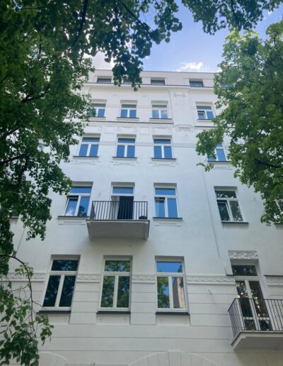 Odnowiona elewacja kamienicy z nowymi oknami drewnianymi, Warszawa Powiśle