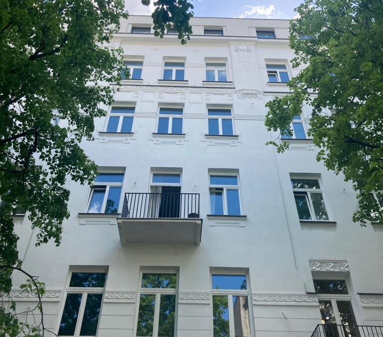 Odnowiona elewacja kamienicy z nowymi oknami drewnianymi, Warszawa Powiśle