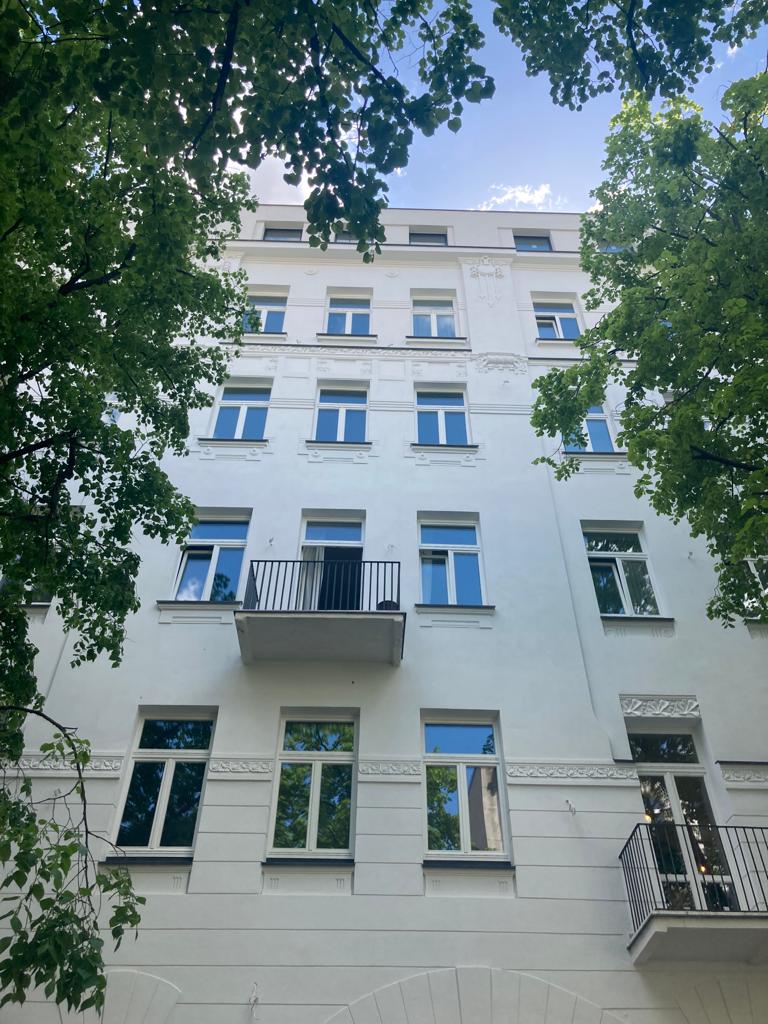 Odnowiona elewacja kamienicy z nowymi oknami drewnianymi, Warszawa Powiśle