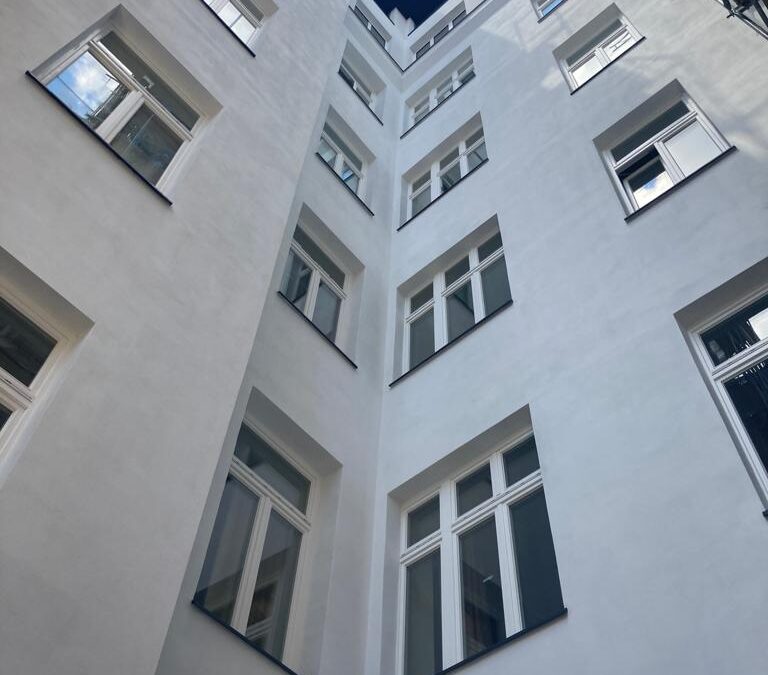 Drewniane okna na wymiar w warszawskiej kamienicy